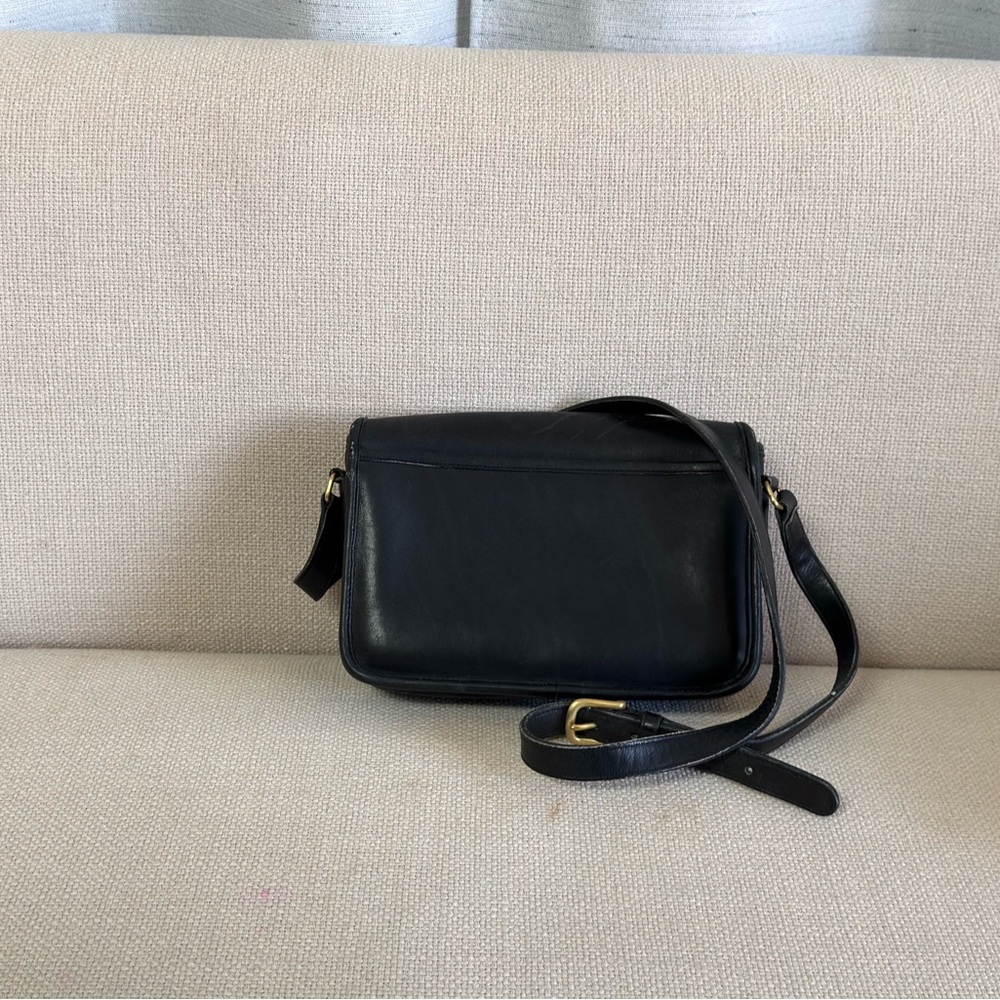 Vintage black leather Coach shoulder bag. - Picture 2 of 11